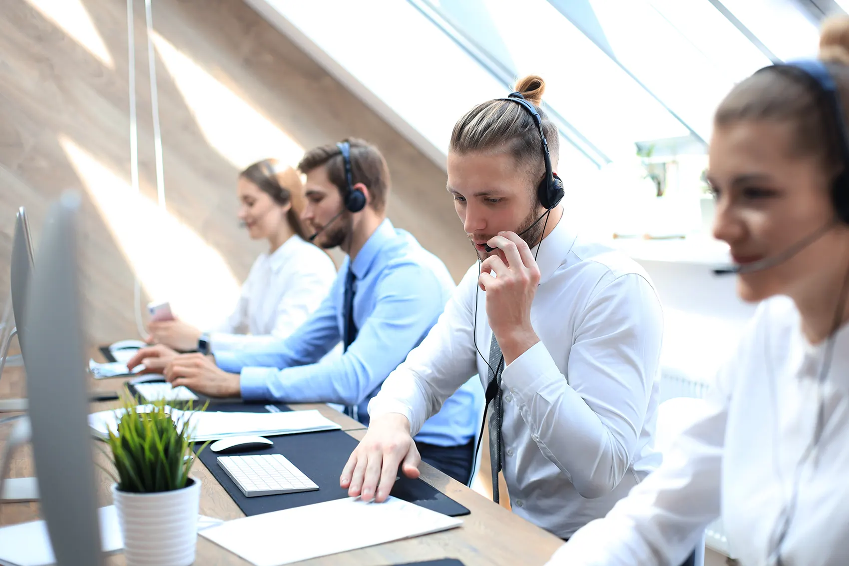 Ομάδα εκπροσώπων call center με headset σε γραφείο
